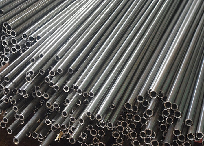 P1 / P5 / P9 Round Black Painting Carbon Steel Pipe ASTM A335 With Plastic Caps