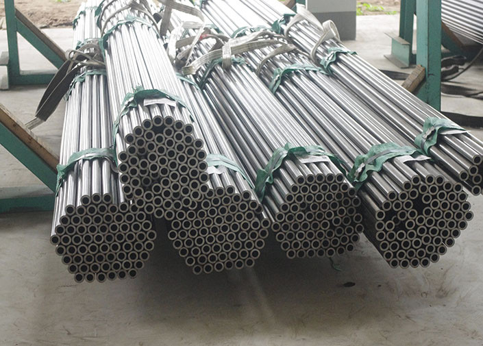 P1 / P5 / P9 Round Black Painting Carbon Steel Pipe ASTM A335 With Plastic Caps